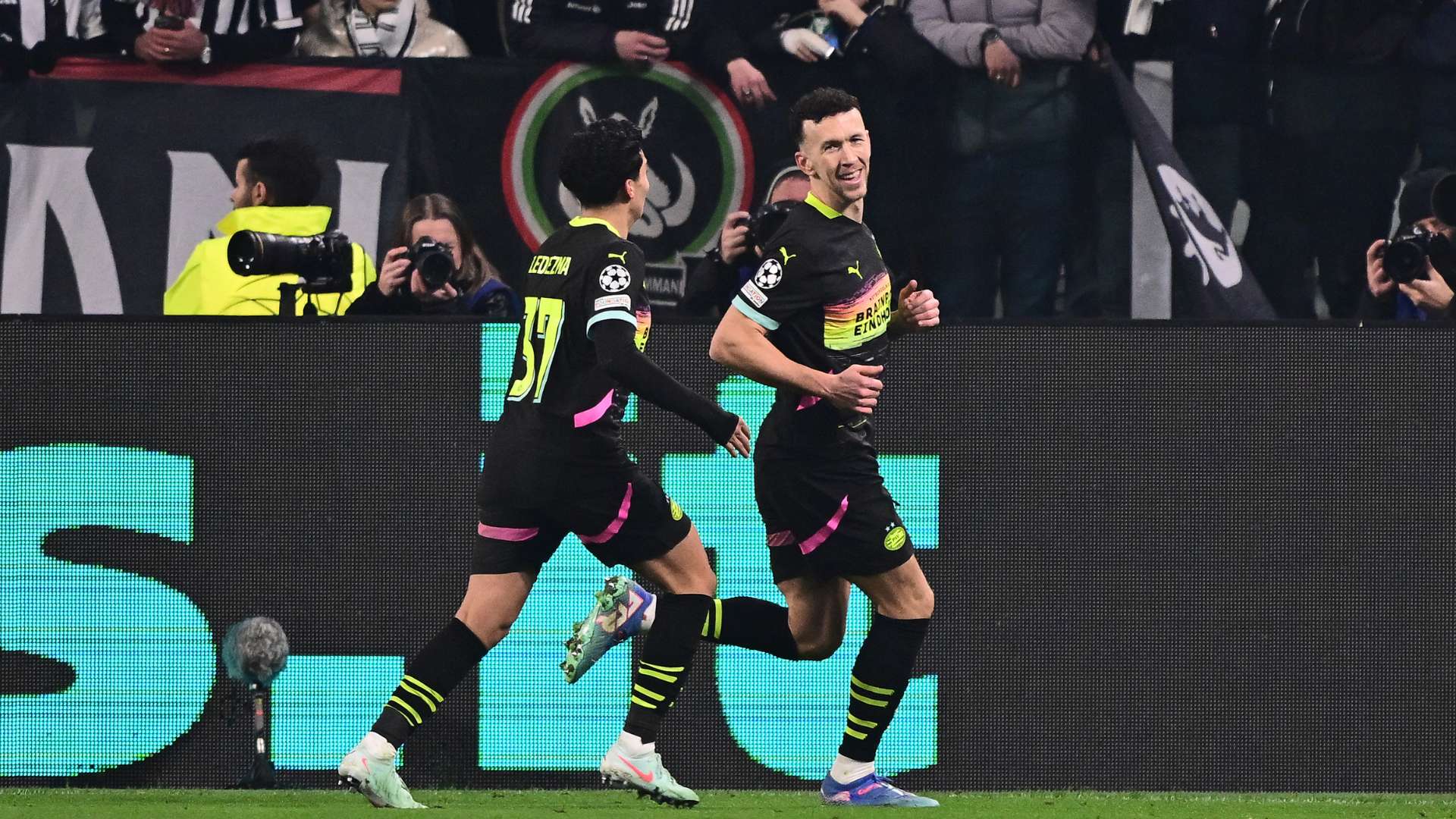 也在于幕后 也在于幕后